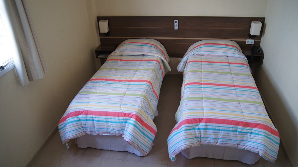 Quarto duplo do Astro Hotel com duas camas de solteiro